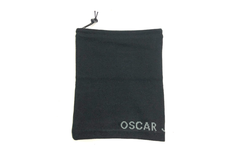 EXSN23001 Schwarzer, einfarbiger Snood mit Acryl-Stricklogo
   
