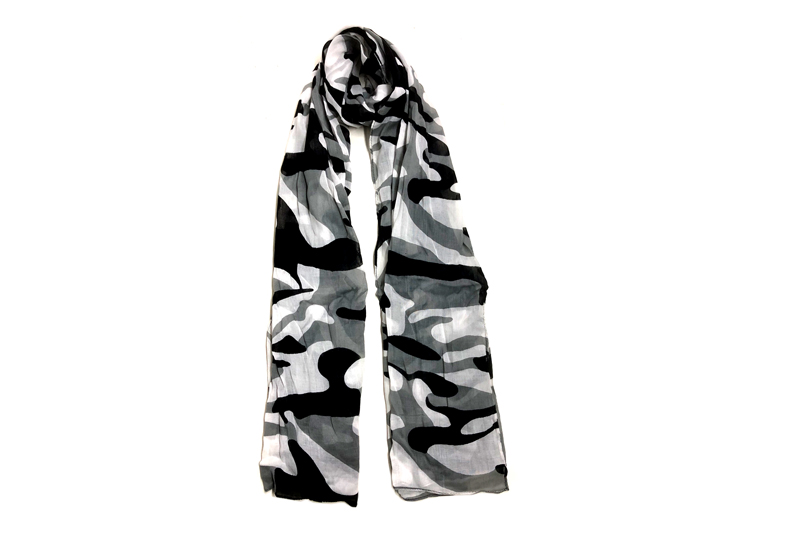 EXPS21001 Schwarzer Modal-Schal mit Camouflage-Print
   