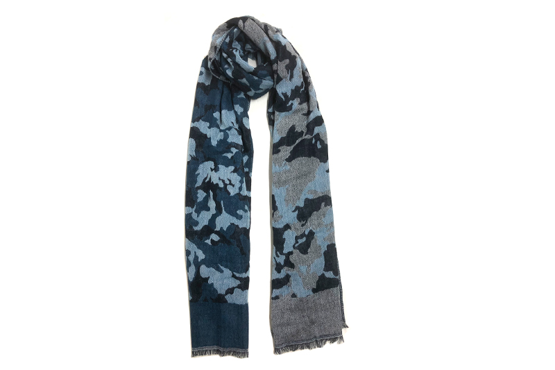 EXPS21003 Blauer Schal aus Baumwolle mit Camouflage-Print
   