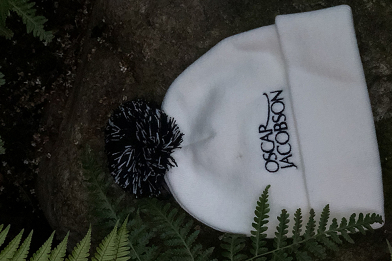 EXBE21007 Weiße Beanie-Mütze mit Acryl-Logostickerei
   